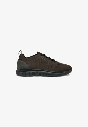 Sneaker in maglia marrone con upper testurizzato, suola in gomma nera e design snello. Presenta un’etichetta sul tallone e chiusura con lacci.