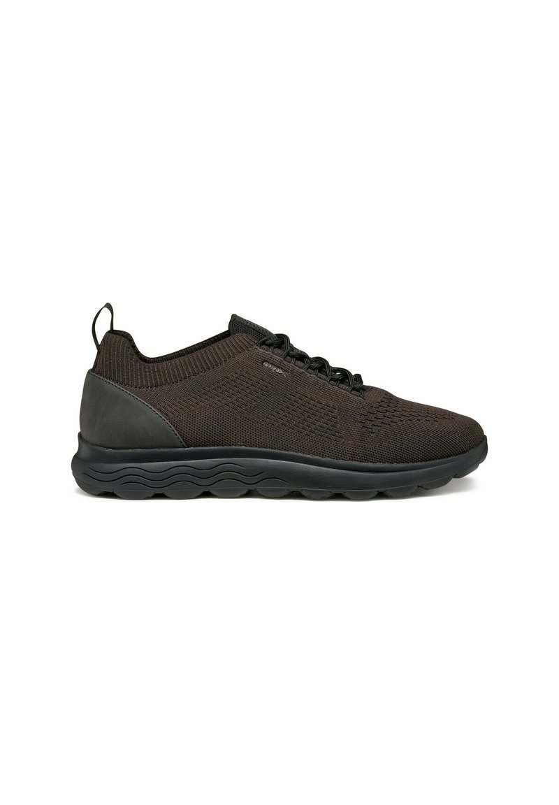 Sneaker in maglia marrone con upper testurizzato, suola in gomma nera e design snello. Presenta un’etichetta sul tallone e chiusura con lacci.