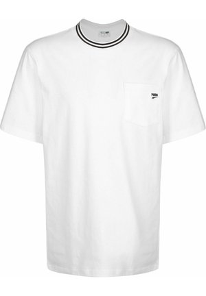 Hvid bomulds T-shirt med korte ærmer, rund halsudskæring med sorte ribbede detaljer og en venstre brystlomme med et lille logo.