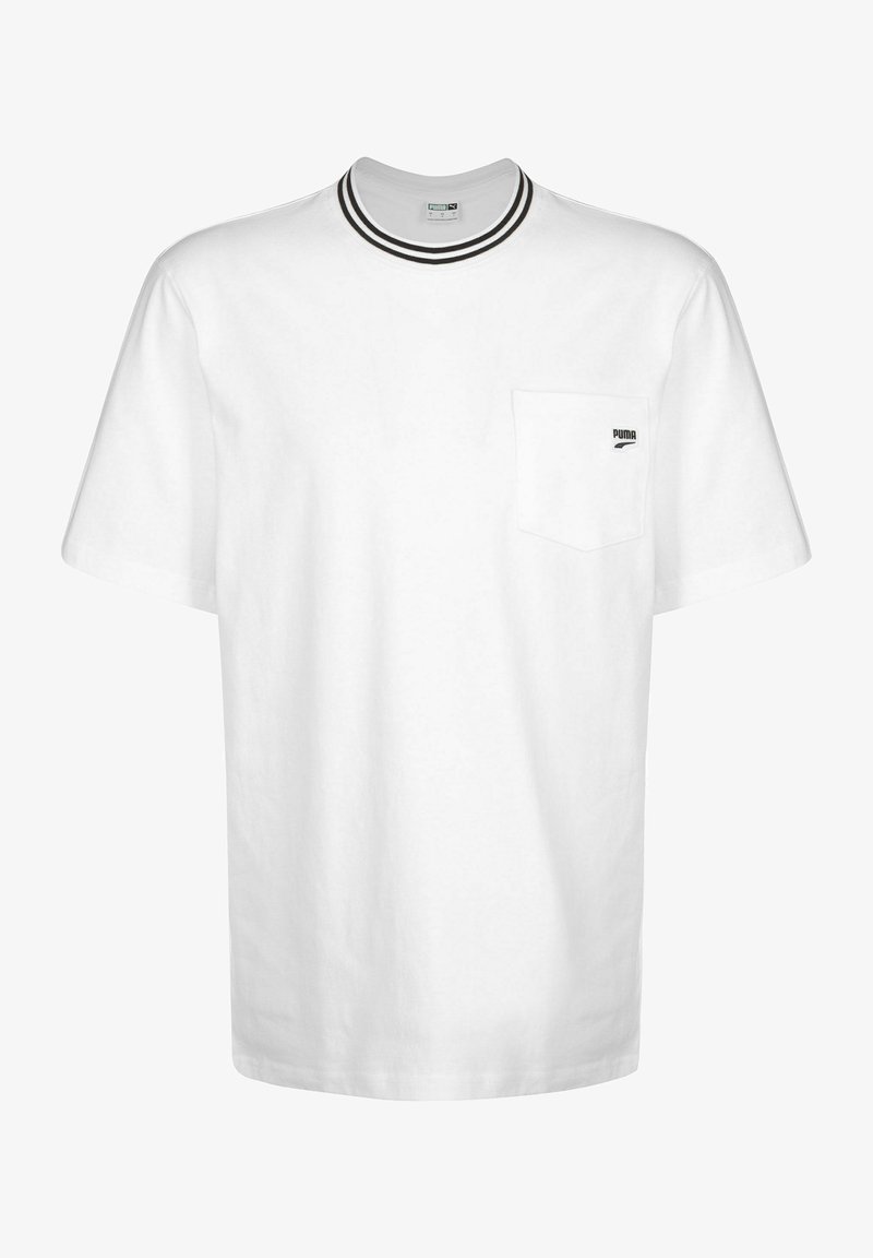 Fehér pamut póló rövid ujjal, kerek nyakkivágással, fekete bordázott részletekkel, és bal mellezésen található zseb, amelyen egy kis logó látható.