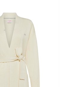 Cardigan color crema con design avvolgente, dotato di cintura a nodi, texture a coste e due tasche frontali. Inclusa dettagli ricamati con logo.