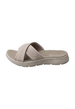 Sandalo beige slip-on con sottopiede imbottito e testurizzato e ampie fasce di tessuto che si incrociano sulla parte superiore, con marchio Skechers Go Walk.