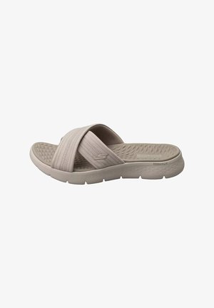 Sandalo beige slip-on con sottopiede imbottito e testurizzato e ampie fasce di tessuto che si incrociano sulla parte superiore, con marchio Skechers Go Walk.
