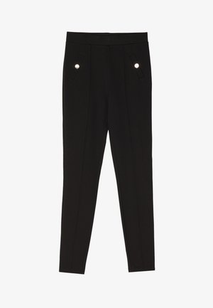 Pantalons noirs bien coupés avec une texture lisse, dotés de deux poches avant avec des accents en matériel décoratif, et un design ajusté.