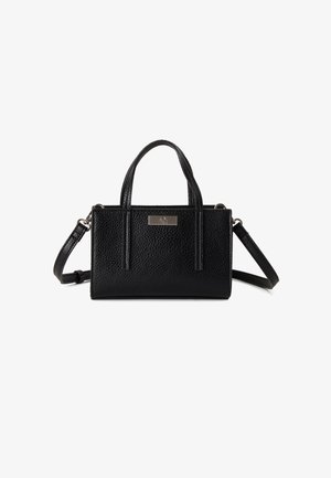 Bolso de mano de cuero negro texturizado con dos asas cortas y una correa de hombro desmontable. Presenta una placa de logo plateada en la parte delantera.