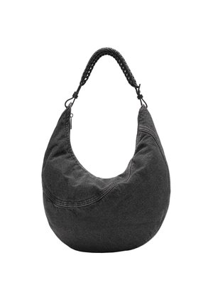 Schwarze, halbmondförmige Handtasche mit strukturierter Stoffoberfläche und dick geflochtenem Trageriemen vor weißem Hintergrund.