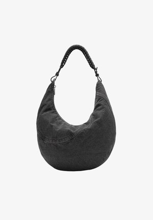 Schwarze, halbmondförmige Handtasche mit strukturierter Stoffoberfläche und dick geflochtenem Trageriemen vor weißem Hintergrund.