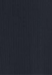 Merihenkinen ribbed-kangas, jossa on pystysuorat viivat ja teksturoitu pinta. Materiaali näyttää pehmeältä ja joustavalta. Ei näkyviä logoja tai lisätietoja.