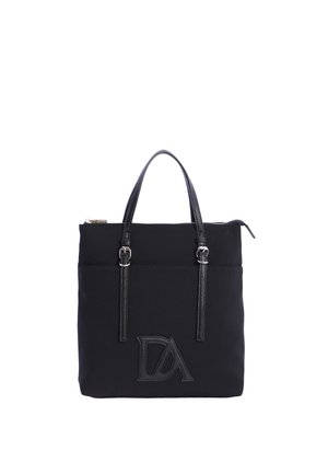 Bolsa tote negra con tela texturizada, dos asas de cuero con hebillas plateadas, bolsillo delantero y logo "DA" en relieve.