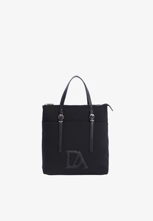 Bolsa tote negra con tela texturizada, dos asas de cuero con hebillas plateadas, bolsillo delantero y logo "DA" en relieve.