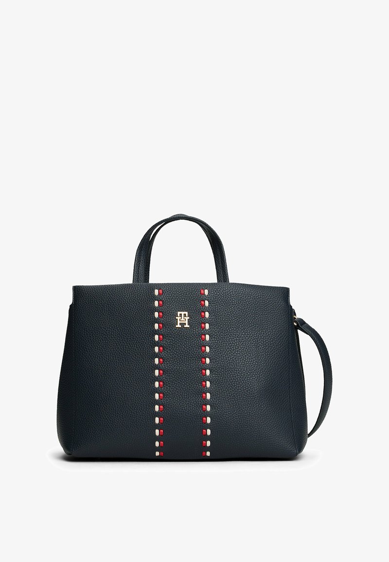 Borsa a mano in pelle blu navy con doppi manici superiori, logo dorato e cuciture decorative in rosso e bianco a contrasto lungo il centro. Texture liscia.