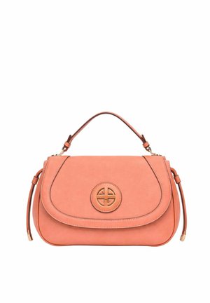 Borsa in pelle rosa corallo con patta arrotondata, manico superiore, nappine laterali e emblema circolare dorato al centro frontale.