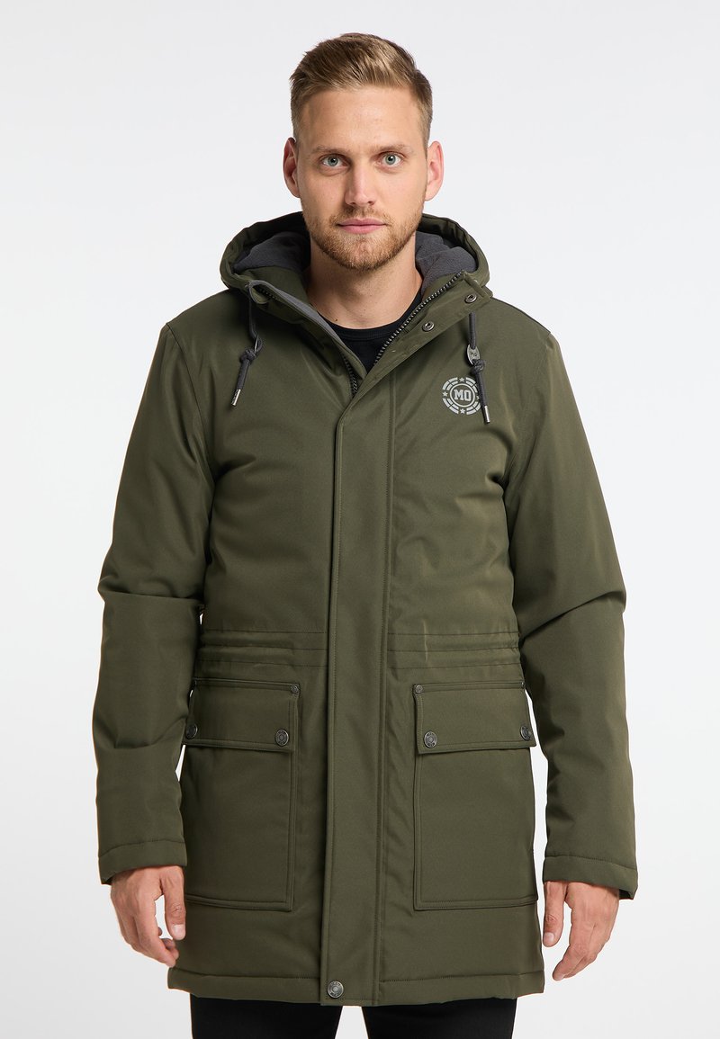 Olivgrön vadderad parkas med dragsko i huvan, två framfickor och logotypdetalj på bröstet. Slät yta, varm isolering.