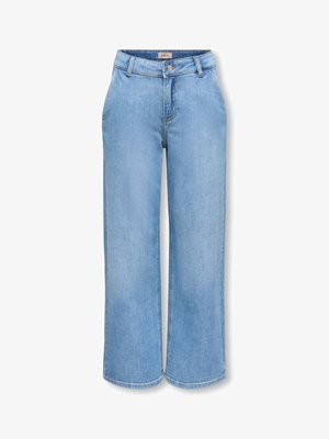 Jean taille haute bleu clair à jambes larges, avec bouton et fermeture éclair à l'avant, passants pour ceinture et détails subtilement délavés.