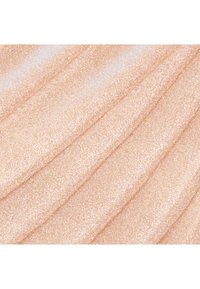 Crème beige lisse et brillante avec une texture fine pailletée, vue en gros plan avec des lignes douces et ondulées à la surface.