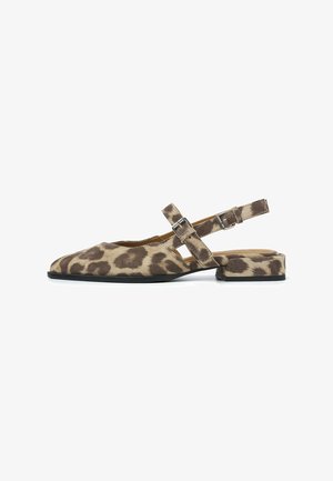 Luipaardpatroon slingback schoenen van zacht materiaal, met een platte hak, een verstelbare band en een puntige neus in aardetinten.