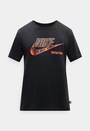 Sort Nike T-shirt med korte ærmer, stor rød-orange swoosh og teksten "Nike Netherlands" på fronten.