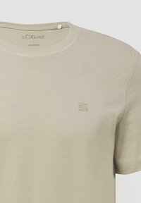 Lichtbeige katoenen T-shirt met korte mouwen, een ronde hals en een subtiel s.Oliver-logo geborduurd op de borst. Glad textuur.