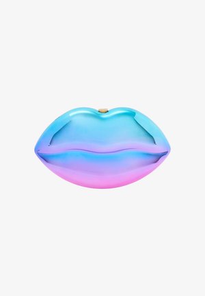Ajakformájú táska fényes műanyagból, kékből rózsaszínbe átmenő színátmenettel. Simább textúra, felső záródással.