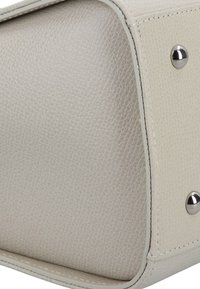 Bolso de mano de imitación de cuero gris con una superficie texturizada, acentos de hardware plateado y costuras en contraste a lo largo de los bordes.