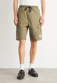 Shorts cargo de culoare verde măslinie, cu talie elastică, șnur, două buzunare laterale și un mic patch cu logo pe buzunarul din dreapta față.