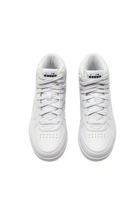 Sneakers alte in pelle bianca con finitura liscia, punta traforata, lacci piatti bianchi e logo sulla linguetta.