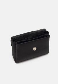 Černé kožené psaníčko s elegantním designem, vybavené zlatým zapínáním na patent, obdélníkovým tvarem a jednou přihrádkou.