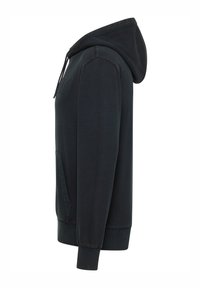 Sort hættetrøje lavet af blødt stof med forlomme, snøre i hætten, ribstrikkede manchetter og en glat tekstur. Set fra siden.