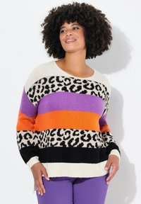 Gestreifter Pullover mit einer Mischung aus Farben: Creme, Lila, Orange, Schwarz, mit einem Leopardenmuster im unteren Bereich. Stricktextur, lockere Passform.
