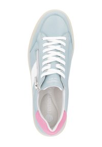 Baskets en cuir bleu clair avec lacets blancs, fermeture éclair sur le côté, accent au talon rose et semelle en caoutchouc. Comprend un intérieur rembourré pour le confort.