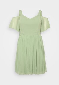 Lichtgroene jurk met off-shoulder mouwen, V-hals, en een geplooide rok. Gemaakt van een zachte, vloeiende stof met een gladde textuur.