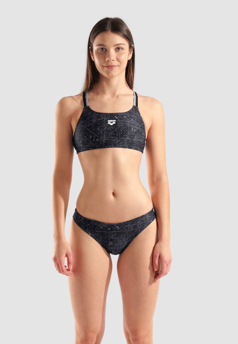 Conjunto de baño negro que incluye un top de bikini con espalda nadadora y un patrón texturizado, junto con un bikini de tiro bajo a juego, ambos hechos de material elástico.