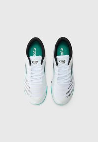 Zapatillas deportivas blancas con acentos negros, con un diseño perforado, plantilla turquesa y cordones blancos. Material sintético suave.