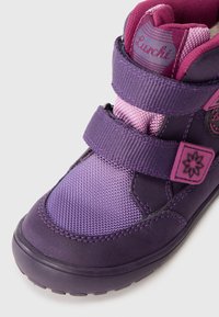 Paarse kinderschoen met gestructureerde stof, klittenbandsluitingen en bloemaccenten. Beschikt over een ronde neus en een gevoerde kraag voor comfort.