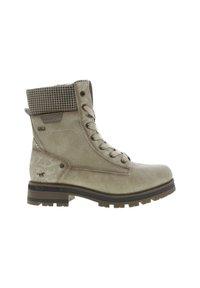 Bottines tan avec un haut en texture à motif pied-de-poule, des détails latéraux camouflés, et une semelle en caoutchouc robuste. Œillets renforcés.