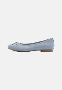 Ballerines bleu clair en daim, avec un bout arrondi, un petit accent nœud et un petit talon en bois marron.