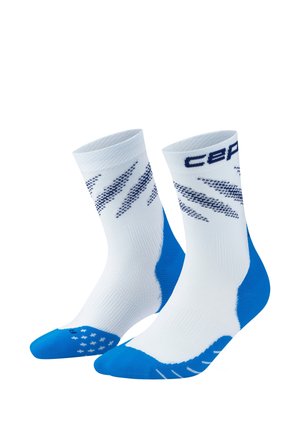 Weiße und blaue Sportsocken mit dunkelblauen diagonalen Streifen und dem Markennamen nahe dem oberen Rand.