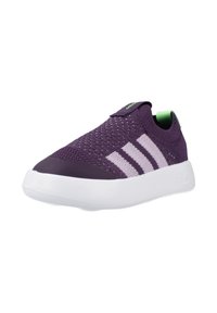 Chaussure de sport tricotée violette avec une semelle extérieure blanche, une tige texturée et trois bandes blanches sur le côté, avec un accent vert au talon.