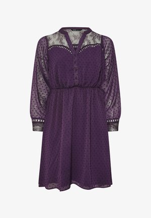Paarse jurk van een transparante, textuurachtige stof met stippen, knopen aan de voorkant, en kanten accenten bij de halslijn en mouwen.