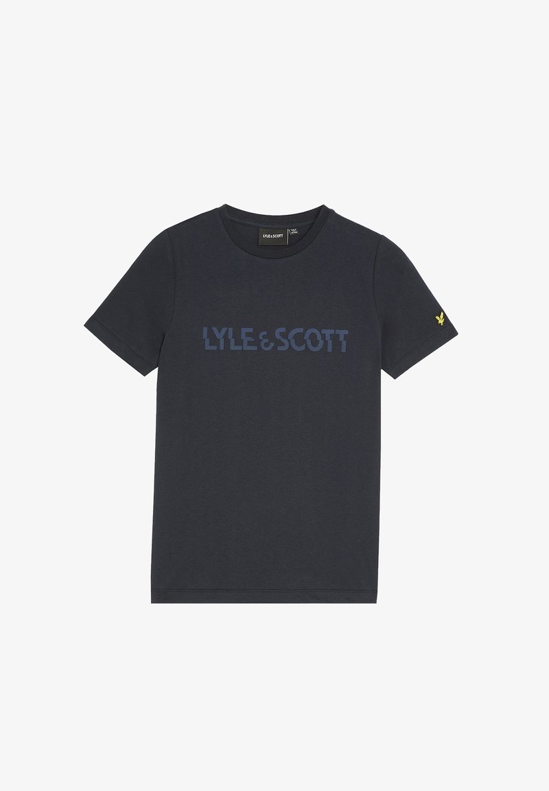 Zwarte katoenen t-shirt met een groot blauw "LYLE & SCOTT" logo, ronde hals, korte mouwen en een klein geel vogelembleem op de mouw.