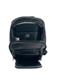 Zaino nero con due scomparti con zip aperti, uno etichettato per il riporre un iPad all'interno della sezione più grande.