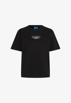 Tricou din bumbac negru, cu guler rotund, mâneci scurte și un logo pe piept, care spune "KARL LAGERFELD JEANS" în accente albe și roșii.