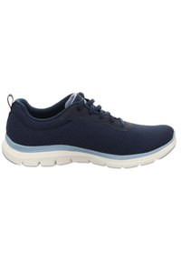 Scarpa atletica in rete navy con tomaia testurizzata, lacci davanti, suola bianca e una delicata accentatura blu chiaro intorno al midsole.