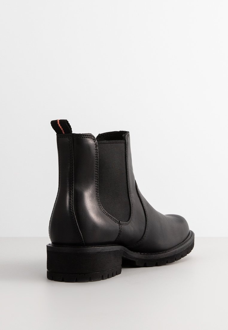 Schwarze Leder Chelsea-Stiefel mit elastischen Seitenteilen und einer Zuglasche. Sie verfügen über eine robuste schwarze Gummisohle mit einem strukturierten Profil.
