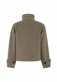 Pruun villasegu jope, millel on kõrge krae, laiad varrukad ja nööbitavad mansetid, lihtsa ja puhta disainiga, mustriteta.