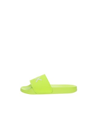 Sandalo a ciabatta verde neon con ampio cinturino caratterizzato da un logo "X" riflettente bianco, suola piatta e punta aperta, mostrato di lato su sfondo bianco.