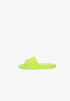 Sandalia deslizable de color verde neón con una correa ancha que presenta un logo "X" reflectante blanco, suela plana y punta abierta, vista de lado sobre fondo blanco.