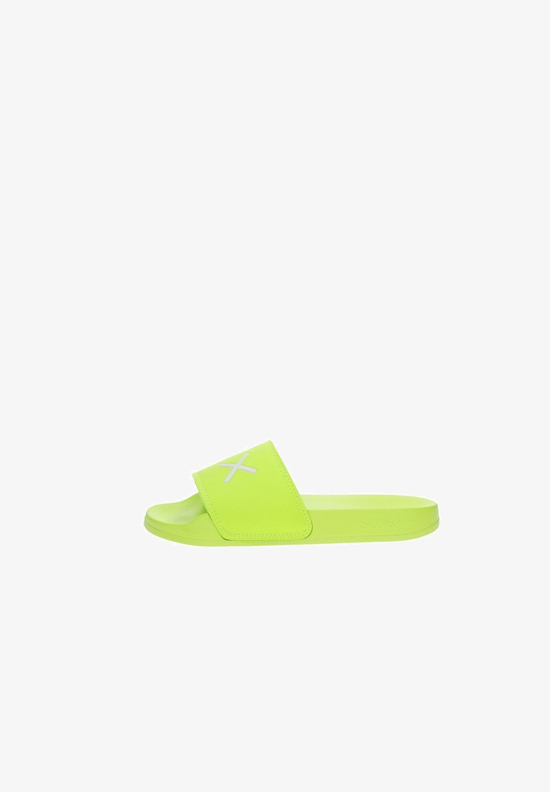 Sandale slide vert néon avec une large sangle ornée d'un logo "X" blanc réfléchissant, semelle plate et orteils ouverts, vue de côté sur fond blanc.