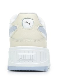 Sneaker bianco e grigio chiaro con tomaia in pelle testurizzata, collo imbottito e suola bianca spessa e scanalata. Caratterizzato da dettagli del logo argentato.