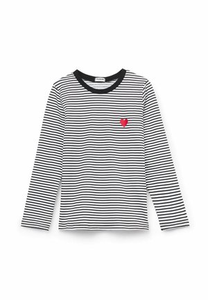 Chemise à manches longues rayée noir et blanc avec col noir et un petit cœur rouge brodé sur la poitrine gauche.